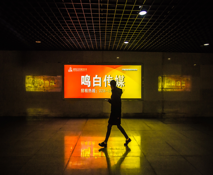 四川成都成都东站西广场（负二层）旅游长途客车连接通道火车高铁灯箱