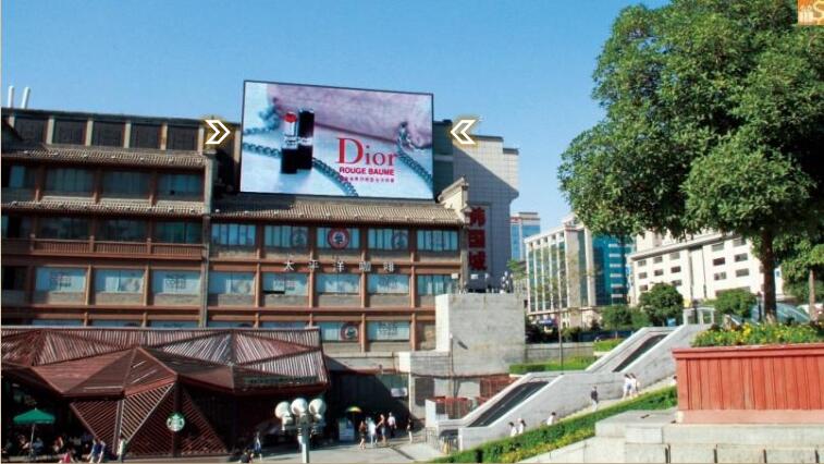 陕西西安莲湖区钟楼广场世纪金花（左）商超卖场LED屏