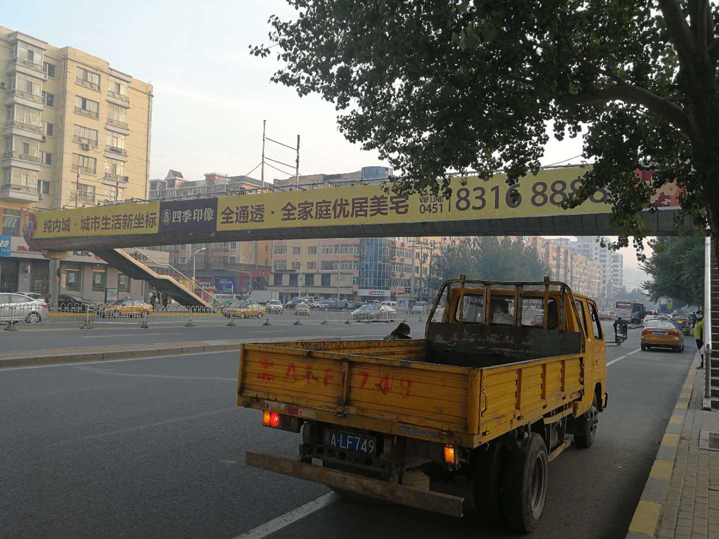 黑龙江哈尔滨动力区哈平路和幸福路交口处建筑文化宫人行过街天桥单面大牌