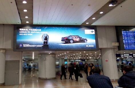 北京朝阳区首都国际机场T2国内国际到达通道上方机场LED屏