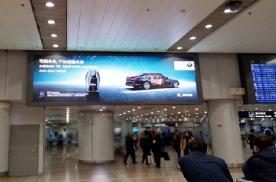 北京朝阳区首都国际机场T2国内国际到达通道上方机场LED屏