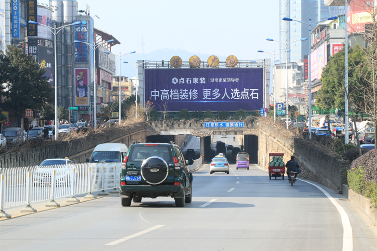 湖南长沙黄兴南路步行街中央舞台背面（人民中路下穿桥上方）街边设施多面翻大牌