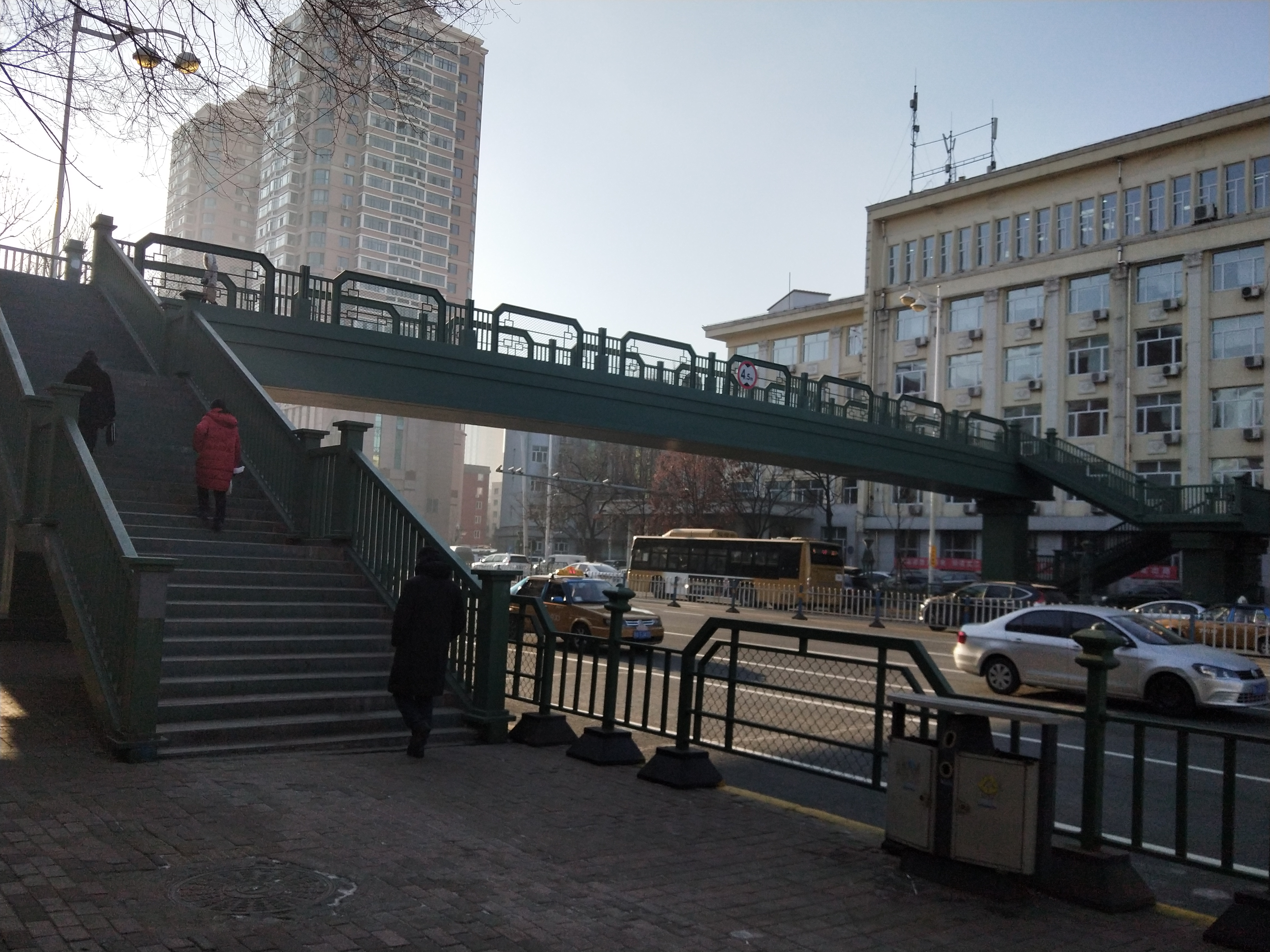 黑龙江哈尔滨动力区和平路九中门前天桥单面大牌