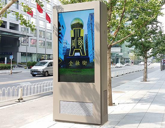 户外广告机打造 全新城市公共穿衣镜面貌？