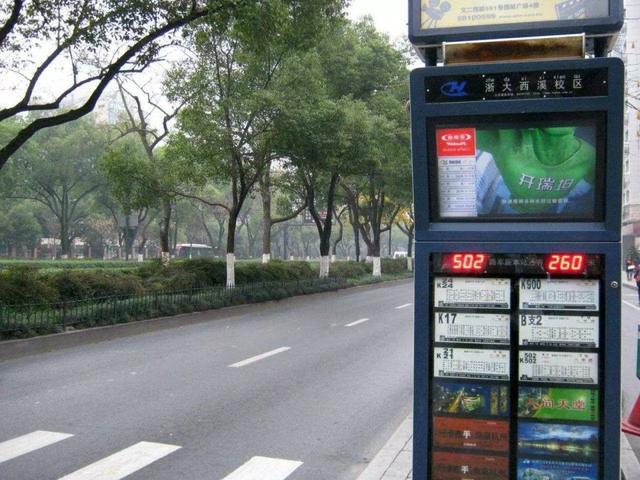 公交候车亭：遍布城市的黄金广告位