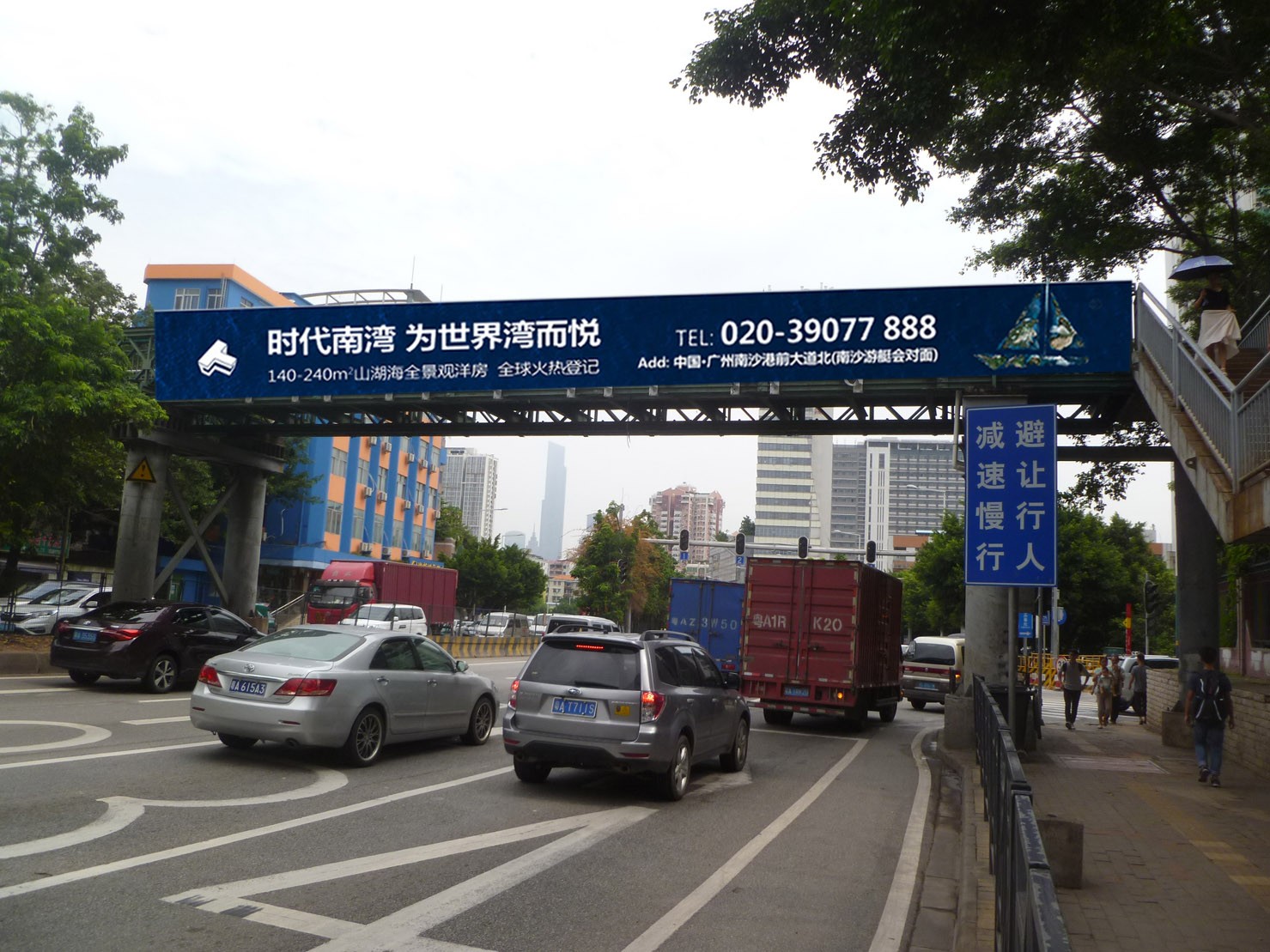 广东广州天河区猎德大桥新光跨线桥B1街边设施单面大牌