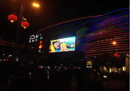 江西吉安吉州区中心广场天虹商场街边设施LED屏