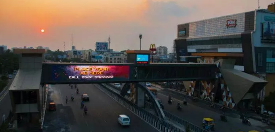 人行天桥改造户外广告，用600万收割广告位和巨大流量？