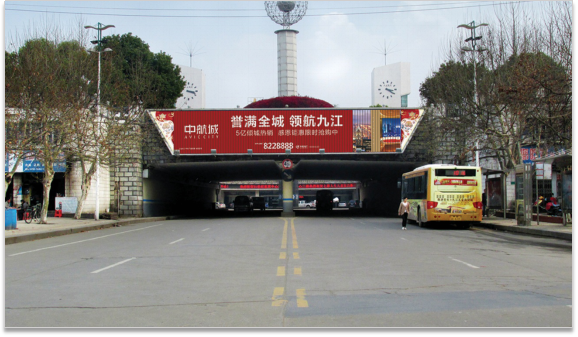 江西九江浔阳区火车站外广场通道街边设施单面大牌