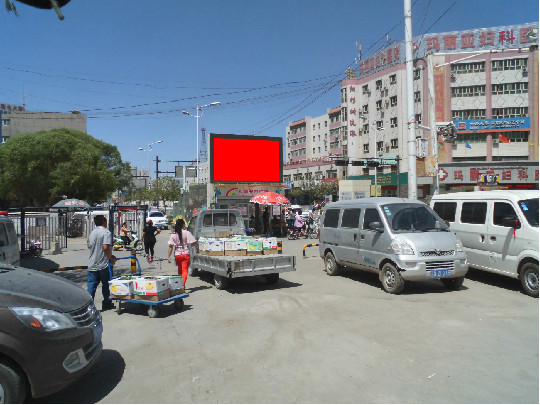 新疆阿克苏地区阿克苏文化西路金桥儿童名品广场（右）市民广场LED屏