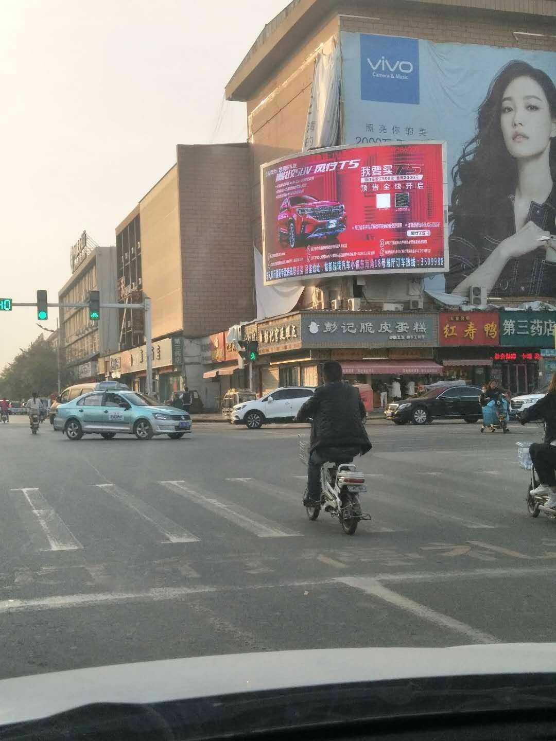 河南濮阳濮阳县京开道与国庆路交叉口街边设施LED屏