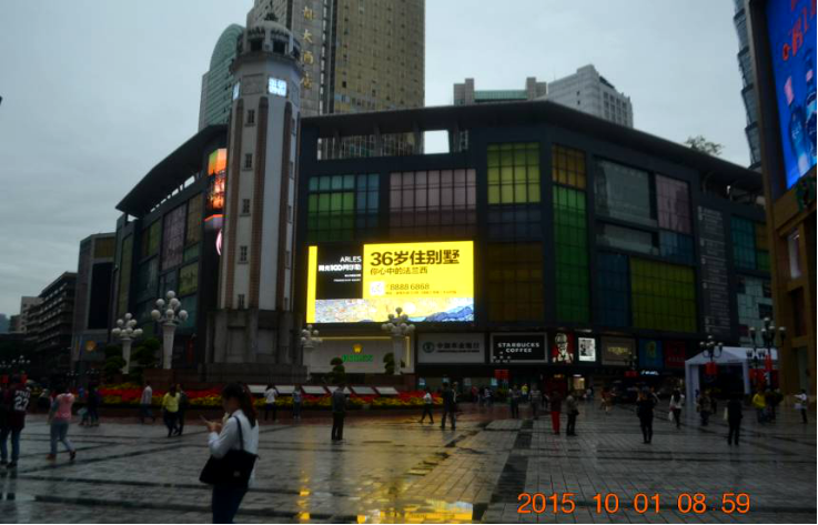 重庆渝中区解放碑商业大厦外墙街边设施LED屏