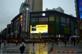 重庆渝中区解放碑商业大厦外墙街边设施LED屏