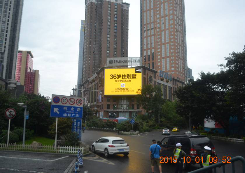 重庆南岸区浪高百盛街边设施LED屏
