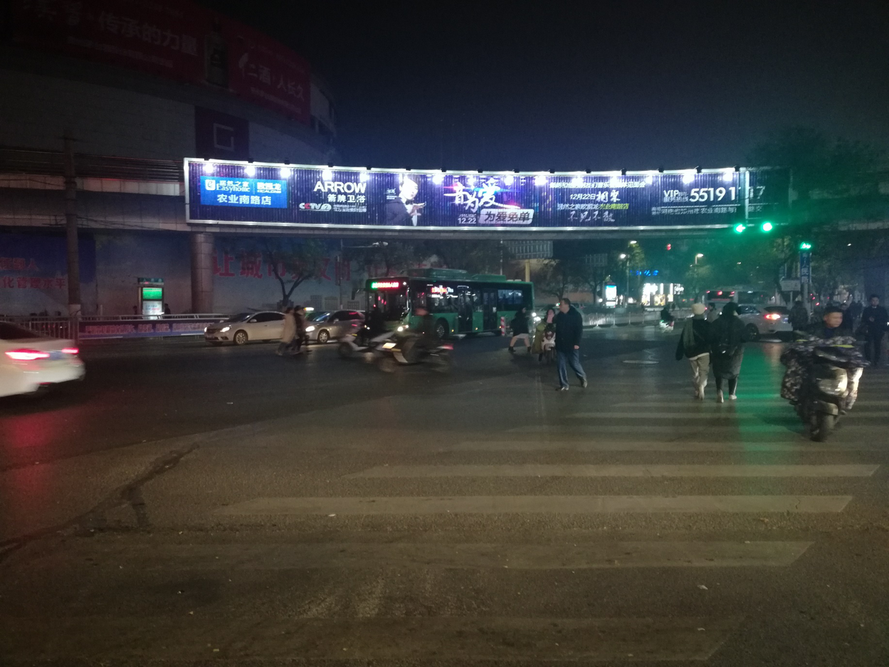 河南郑州二七区人民路东太康路交汇处街边设施单面大牌
