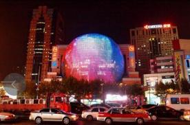 上海徐汇区肇嘉浜路徐家汇美罗城球体街边设施LED屏