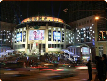 上海徐汇区虹桥路徐家汇港汇广场街边设施LED屏