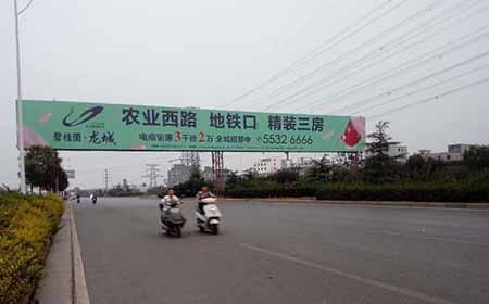 河南郑州中原区西四环化工路西跨街街边设施单面大牌
