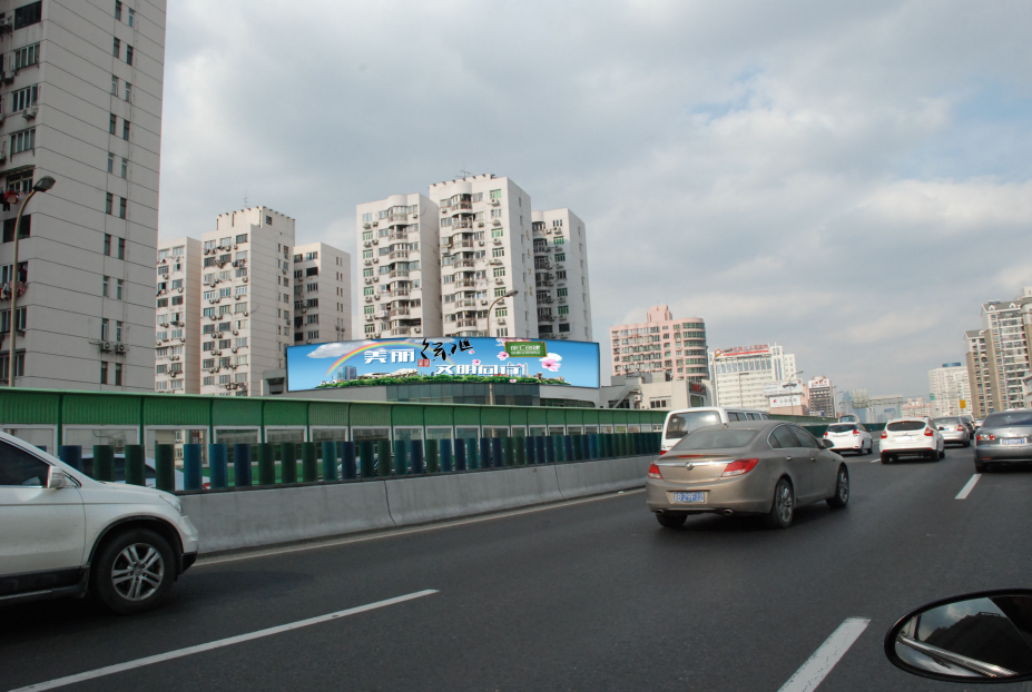 上海闵行区沪闵高架冠生园路街边设施单面大牌