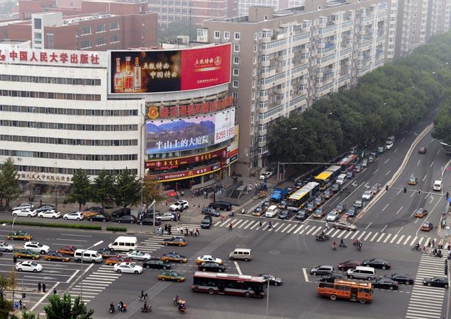 北京海淀区黄庄人民大学出版社（中关村南大街、海淀南路路口西南角）街边设施LED屏