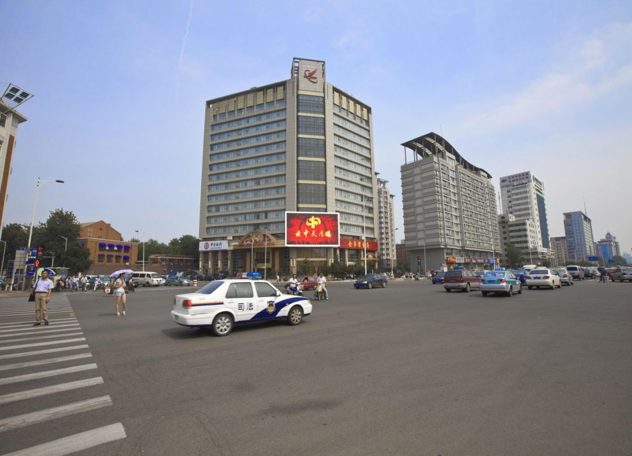 天津和平区卫津路与鞍山西道交口晋滨国际酒店街边设施LED屏