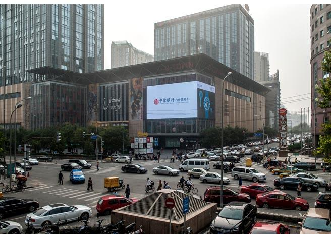 北京朝阳区东二环悠唐购物中心街边设施LED屏