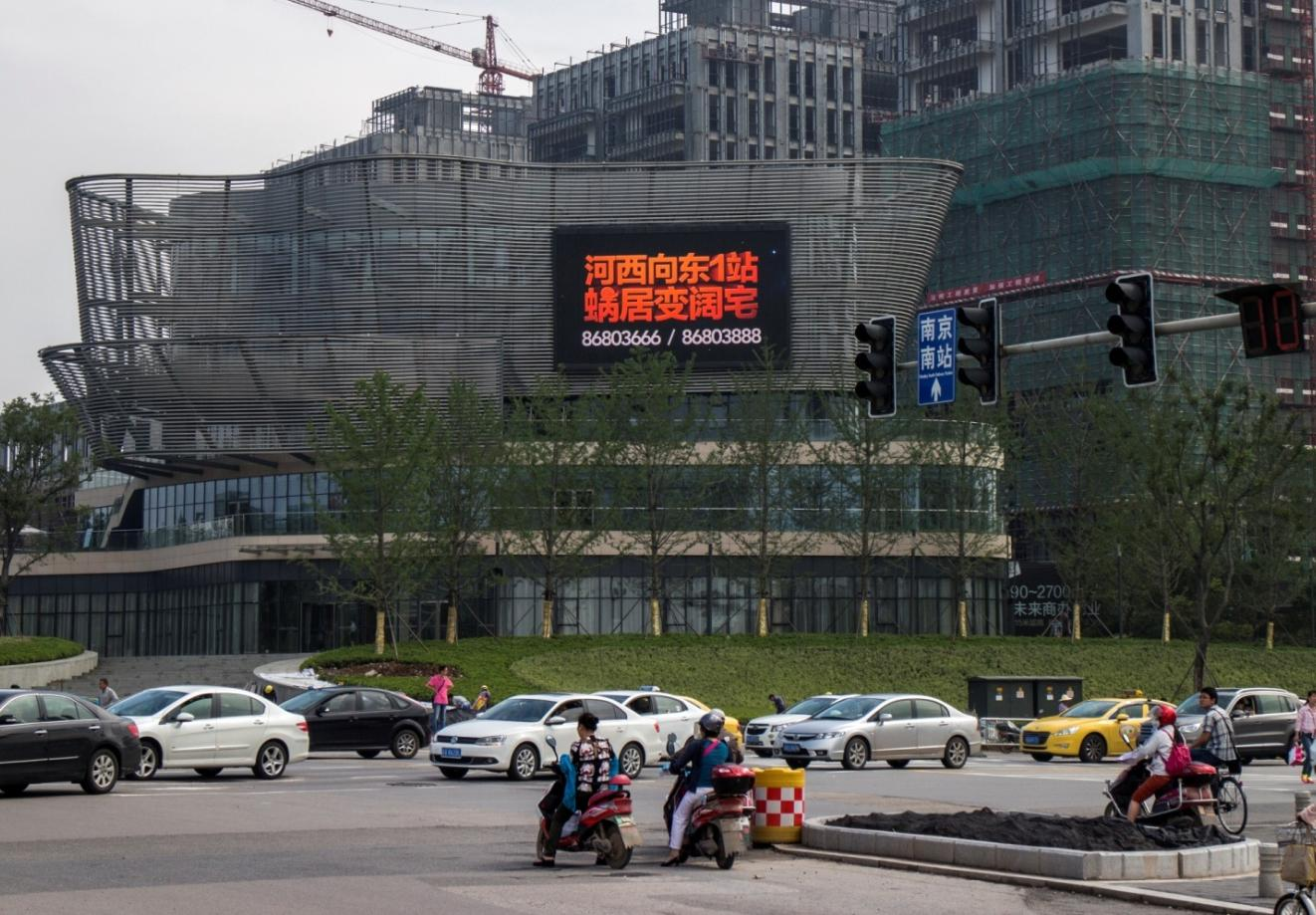 江苏南京雨花台区软件大道丰盛商汇广场街边设施LED屏