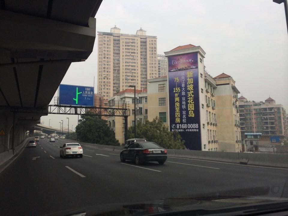 广东广州海珠区艺丰大厦工业大道与革新路交汇处街边设施单面大牌