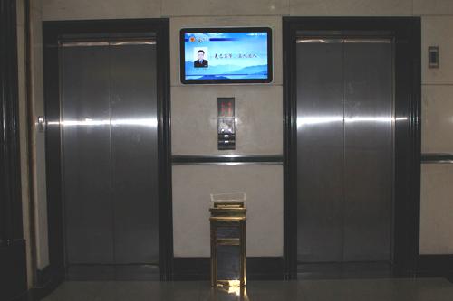 电梯广告机的安装方法，主要分为这两大步骤？