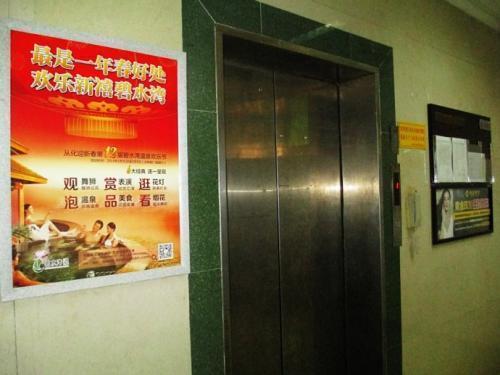 电梯广告牌应该怎么拆除?广告牌要如何去除胶水呢？