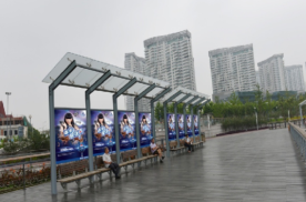上海徐汇区滨江龙腾大道上休息厅街边设施框架海报