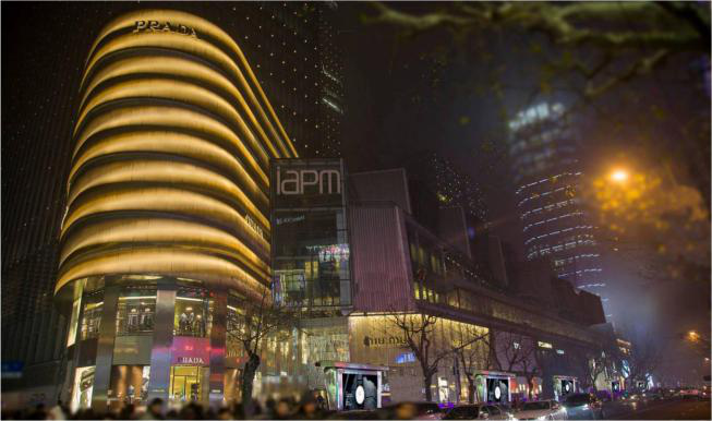 上海徐汇区淮海中路环贸商城周边街边设施LED屏