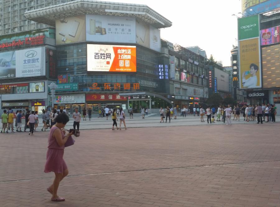湖南长沙芙蓉区黄兴路步行街中心广场（乐语通讯）商超卖场LED屏