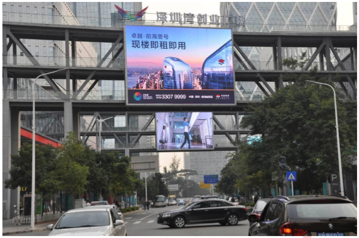 广东深圳南山区软件产业基地（深圳湾创业广场）人行天桥街边设施LED屏
