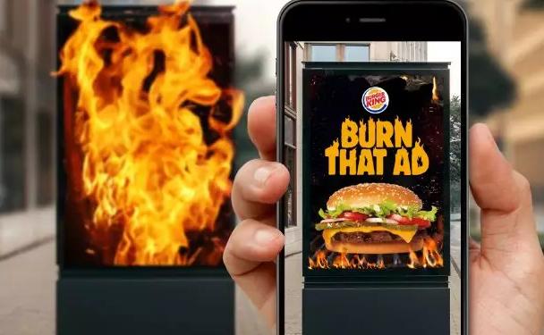 汉堡王烧了麦当劳的广告牌！