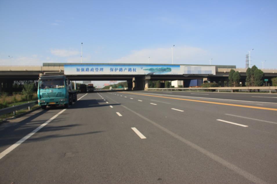 北京京津塘高速九园公路立交桥k87.5处高速公路单面大牌