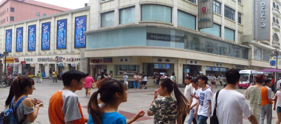 天津和平区滨江道商业街（与辽宁路、新华路交口）商超卖场单面大牌