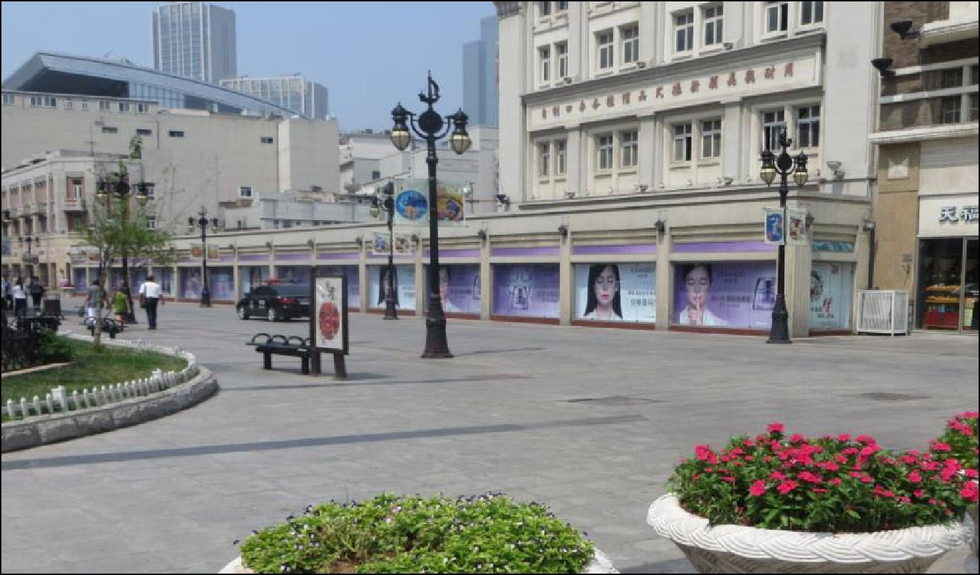 天津和平区和平路与滨江道交汇处“金街”商业步行街入口处商超卖场单面大牌