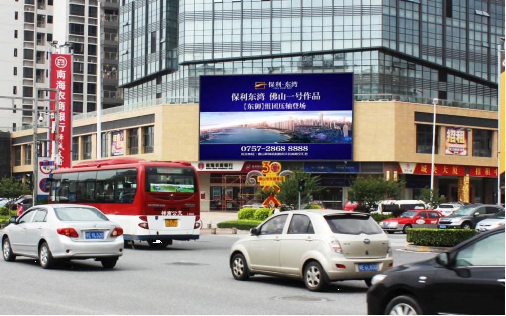 广东佛山兆祥路与文华北路交界的普君新城东立面一般住宅LED屏