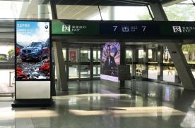 安徽合肥新桥国际机场候机大厅登机口旁以及到达出口处刷屏机场灯箱