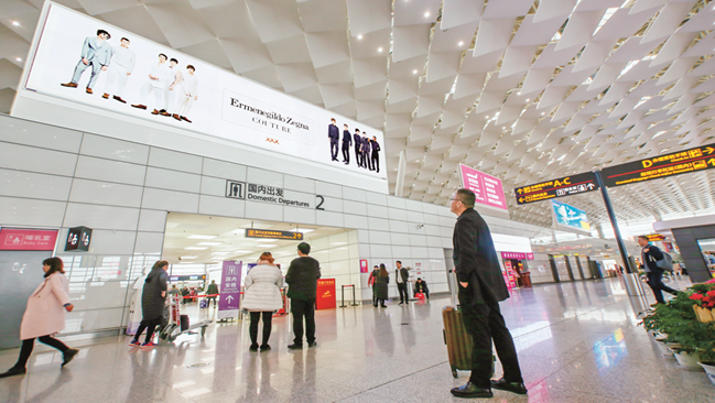 河南郑州新郑国际机场四层出发办票大厅安检通廊上方机场灯箱