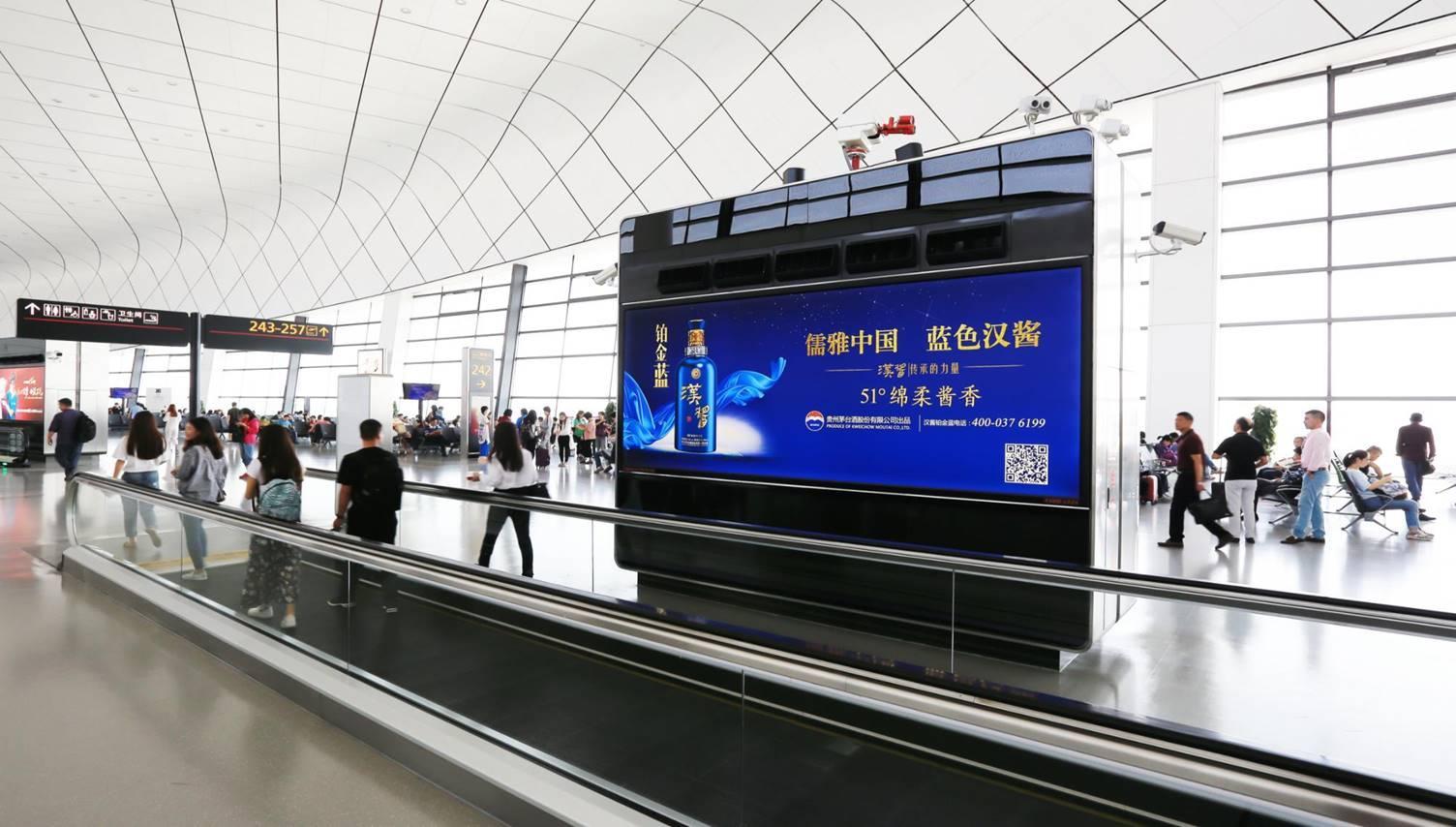 河南郑州新郑国际机场三层国内候机区平行步道风塔机场灯箱