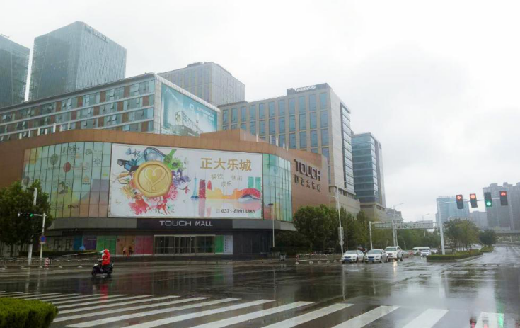 河南郑州郑州东站斜对面正大乐城商超卖场单面大牌