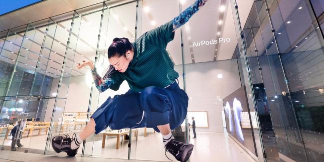 跳出了广场舞的最高境界苹果重金打造Airpods Pro户外广告!