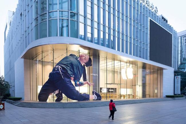 跳出了广场舞的最高境界苹果重金打造Airpods Pro户外广告!