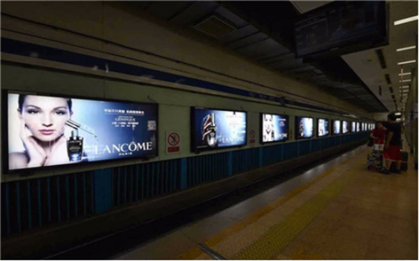 浅析广告主在地铁站酷爱投灯箱广告的缘由及常用灯箱？