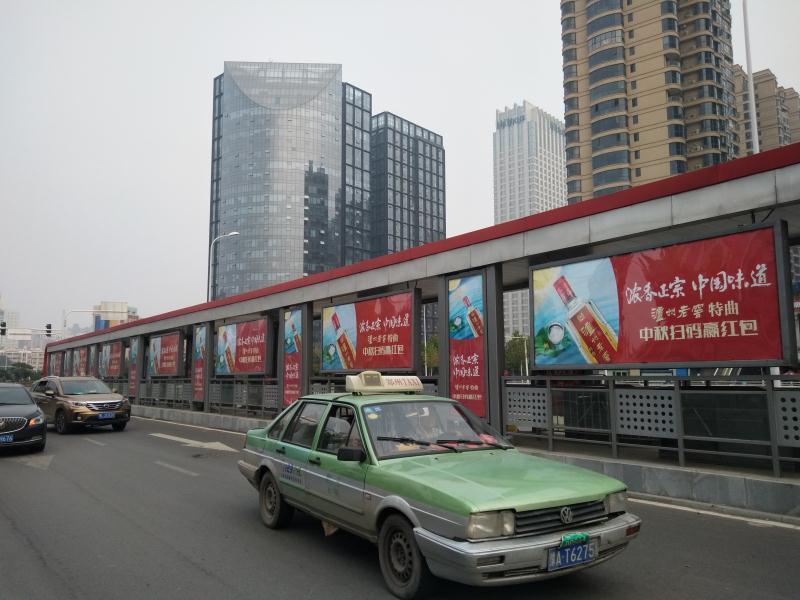 河南郑州三环线线路BRT站台公交站亭灯箱