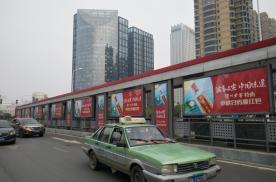 河南郑州三环线线路BRT站台公交站亭灯箱