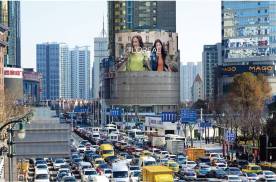 上海黄浦区人民广场与淮海路商圈交汇处弧形商超卖场LED屏