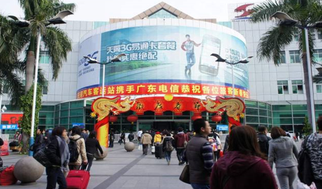 广东广州天河区客运大楼正门入口上方玻璃外墙弧形汽车站单面大牌